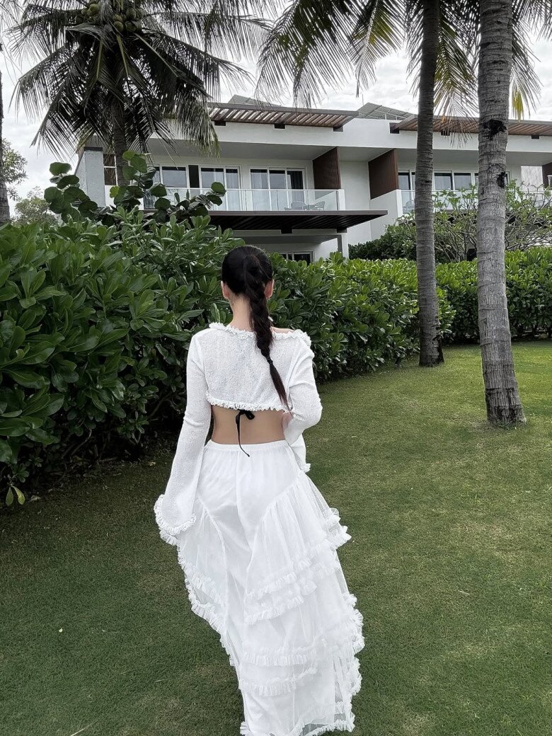 Nhìn chiếc eo thon từ phía sau này ai cũng phát mê.