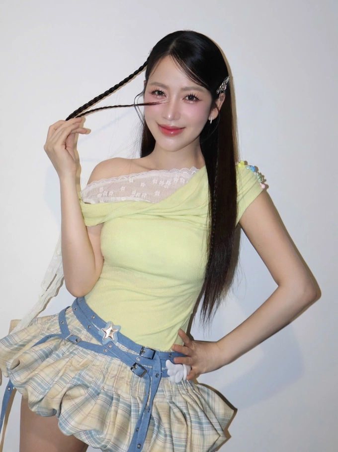 Những trang phục ôm dáng chẳng thể làm khó được bà mẹ 1 con.