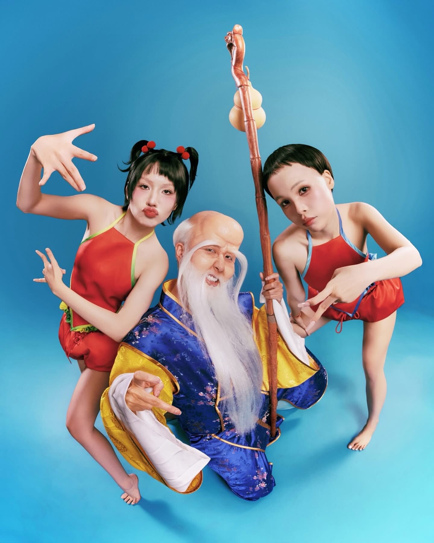 Quỳnh Anh Shyn hóa thân thành Ông Thọ còn hai cô em đóng vai hai tiểu đồng ôm trái đào