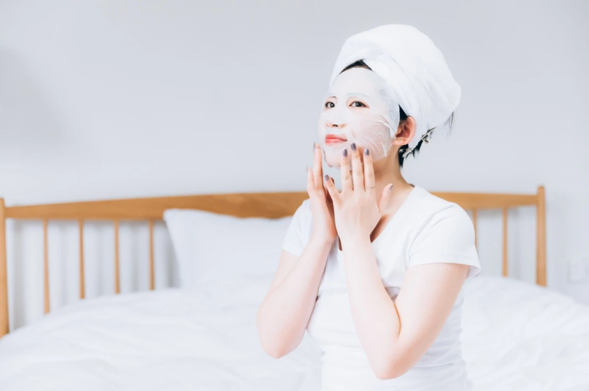 Chị em muốn dưỡng da sau khi tắm mà không bị tóc làm vướng víu có thể áp dụng cách quấn khăn của các salon Hàn Quốc.