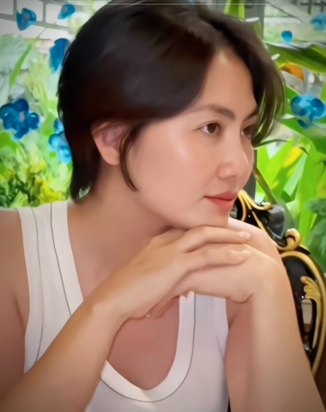 Hình ảnh mới mẻ này của cô khiến người hâm mộ không khỏi thích thú và dành tặng nhiều lời khen.