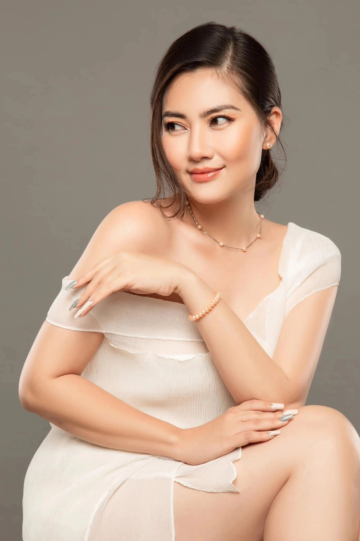 Ngọc Lan là nữ diễn viên quen thuộc của màn ảnh Việt, gây ấn tượng bởi lối diễn tự nhiên, giàu cảm xúc và ghi dấu qua các phim như Cổng Mặt Trời, Luật Trời, Bán Chồng, Hạnh Phúc Bị Đánh Cắp,…