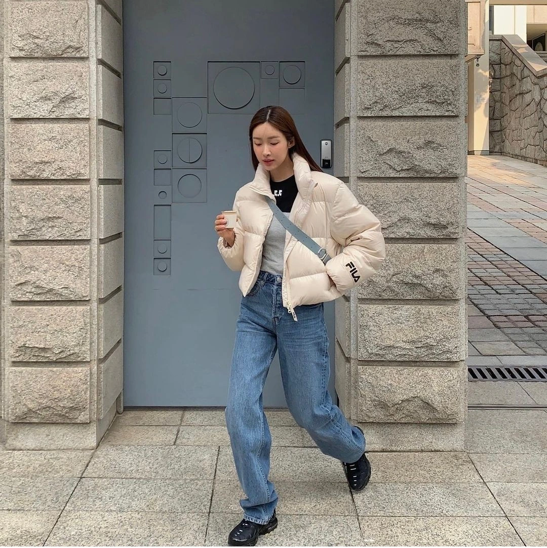 Để hiệu quả tôn dáng được thể hiện rõ hơn, áo phao dáng ngắn thường được kết hợp với quần skinny jeans hoặc quần cạp cao tạo đường nét gọn gàng cho đôi chân và mang lại tổng thể cân đối, hài hòa trong mùa lạnh.