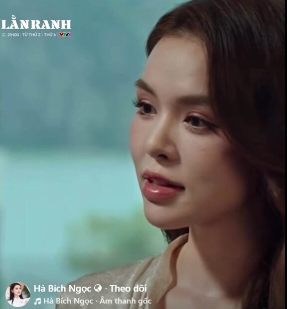 Góc nghiêng với sống mũi cao và bờ môi căng mọng đủ làm say lòng bất cứ ai.