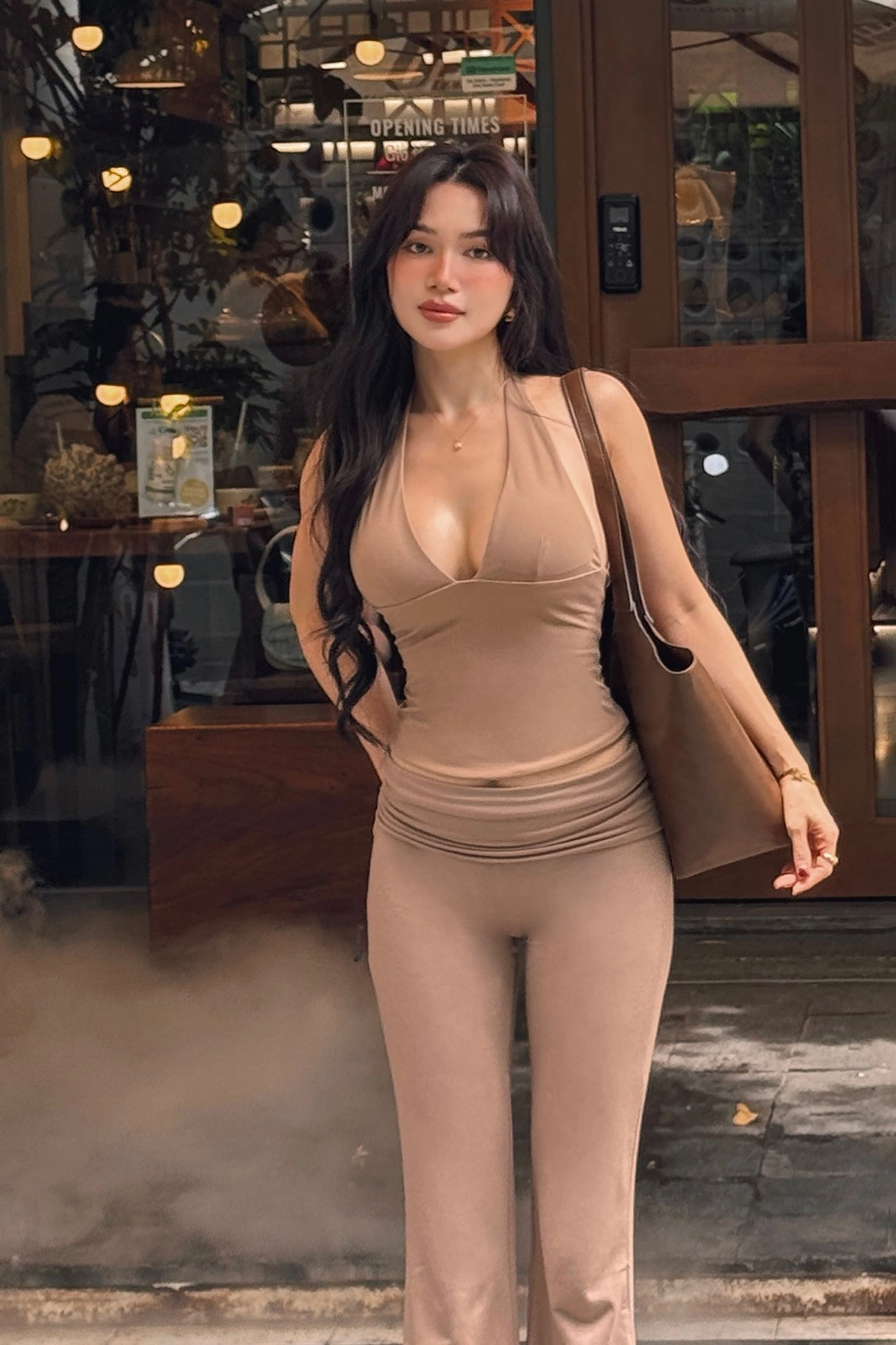 amp;#34;Nữ hoàng nội yamp;#34; sắp bị tước danh xưng vào tay mỹ nhân Việt có visual y hệt, gu ăn mặc hở bạo chẳng kém Ngọc Trinh - 12