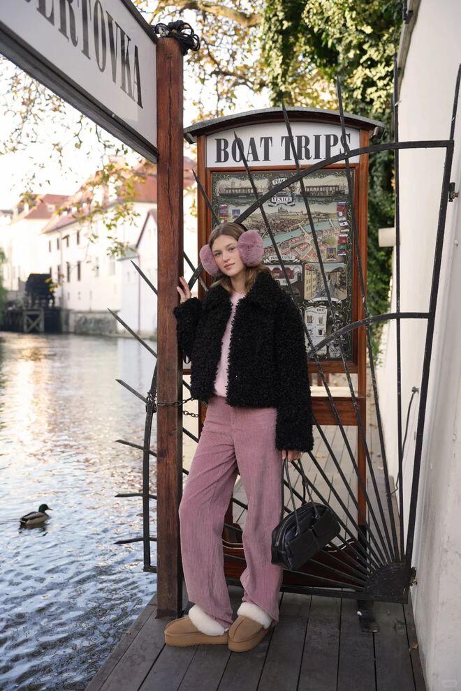 Giày cổ càng ngắn càng khoe được đôi chân thon dài của chị em.