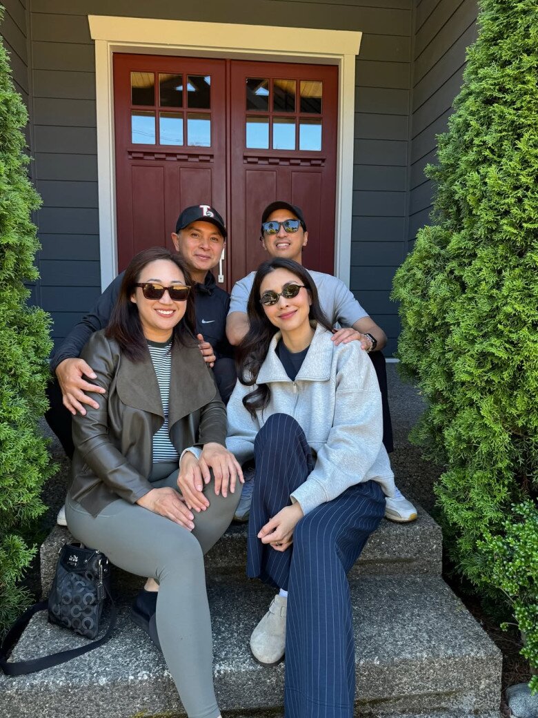 Trong khoảnh khắc đời thường bên gia đình, bạn bè, cô chọn set đồ thoải mái nhưng vẫn chỉn chu. Áo nỉ xám cổ mở phối cùng quần kẻ sọc navy thời thượng, thanh lịch. Tông màu trầm lạnh mang lại cảm giác mùa thu nhẹ nhàng, tinh tế.