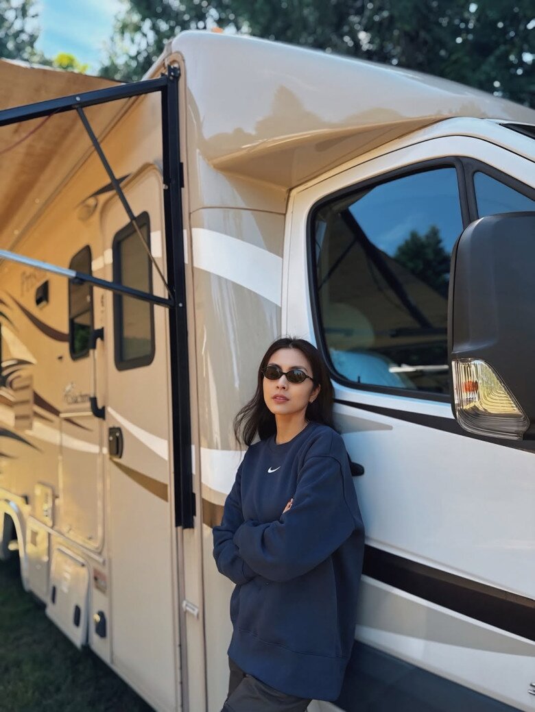 Một lựa chọn casual tối giản nhưng đầy khí chất. Tăng Thanh Hà diện sweatshirt oversized màu xanh navy kết hợp quần tối màu, tạo kiểu dáng thoải mái cho những ngày di chuyển. Chiếc kính mắt nhỏ hoàn thiện hình ảnh sporty chic tinh gọn.