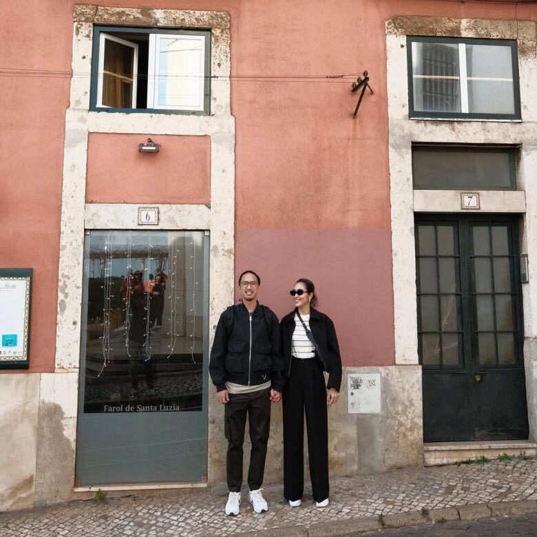 Trong bức ảnh dạo phố, Hà Tăng diện áo khoác bomber đen phối cùng quần ống rộng đen giúp đôi chân như dài vô tận. Áo kẻ bên trong tạo điểm nhấn tinh tế, còn sneakers trắng khiến outfit trở nên trẻ trung, linh hoạt. Tổng thể vừa hiện đại, vừa thanh lịch, rất hợp với những chuyến đi bộ khám phá thành phố.