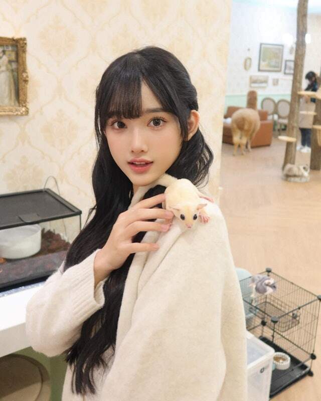 Song cũng có những người nghi ngờ về thân phận của cô.