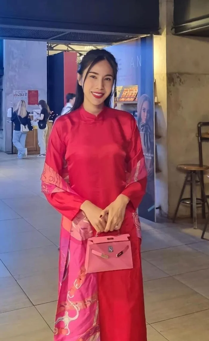 Chiếc túi này cũng tiếp tục đồng hành cùng Thủy Tiên trong một sự kiện ra mắt phim vào đầu năm 2023, góp phần hoàn thiện hình ảnh sang trọng, đẳng cấp của nữ ca sĩ mỗi lần xuất hiện trước công chúng.