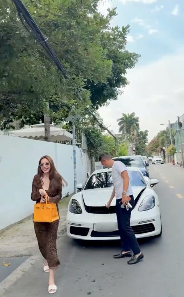 Cư dân mạng phát hiện ra cô khoác theo mẫu túi xách đắt đỏ có giá hơn 300 triệu đồng.