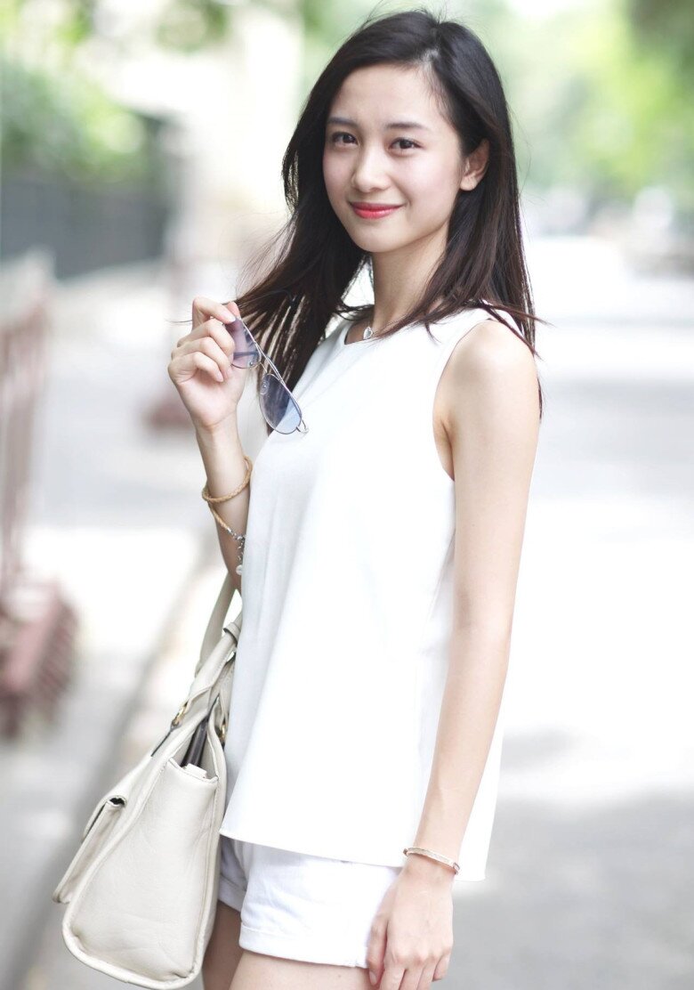 Ban đầu, mỹ nhân sinh năm 1995 theo đuổi phong cách trong sáng, mong manh và nhanh chóng được gọi là “ngọc nữ” thế hệ mới của điện ảnh Việt.