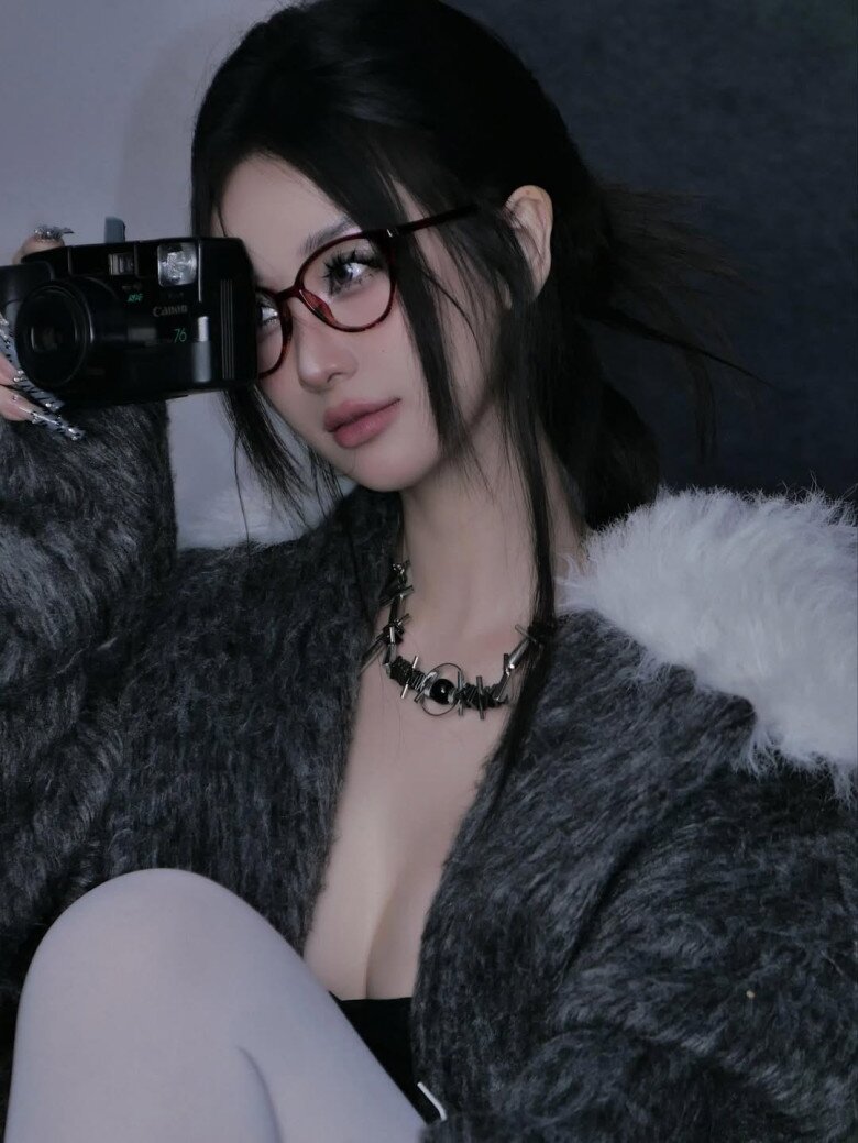 Mới đây, nữ diễn viên Jun Vũ khiến mạng xã hội “dậy sóng” khi bất ngờ tung ra bộ ảnh mới mang phong cách hoàn toàn khác lạ. Không còn nét ngọt ngào quen thuộc, nữ diễn viên xuất hiện như một IT-Girl thời thượng: quyến rũ, cá tính và pha chút ma mị đầy cuốn hút.