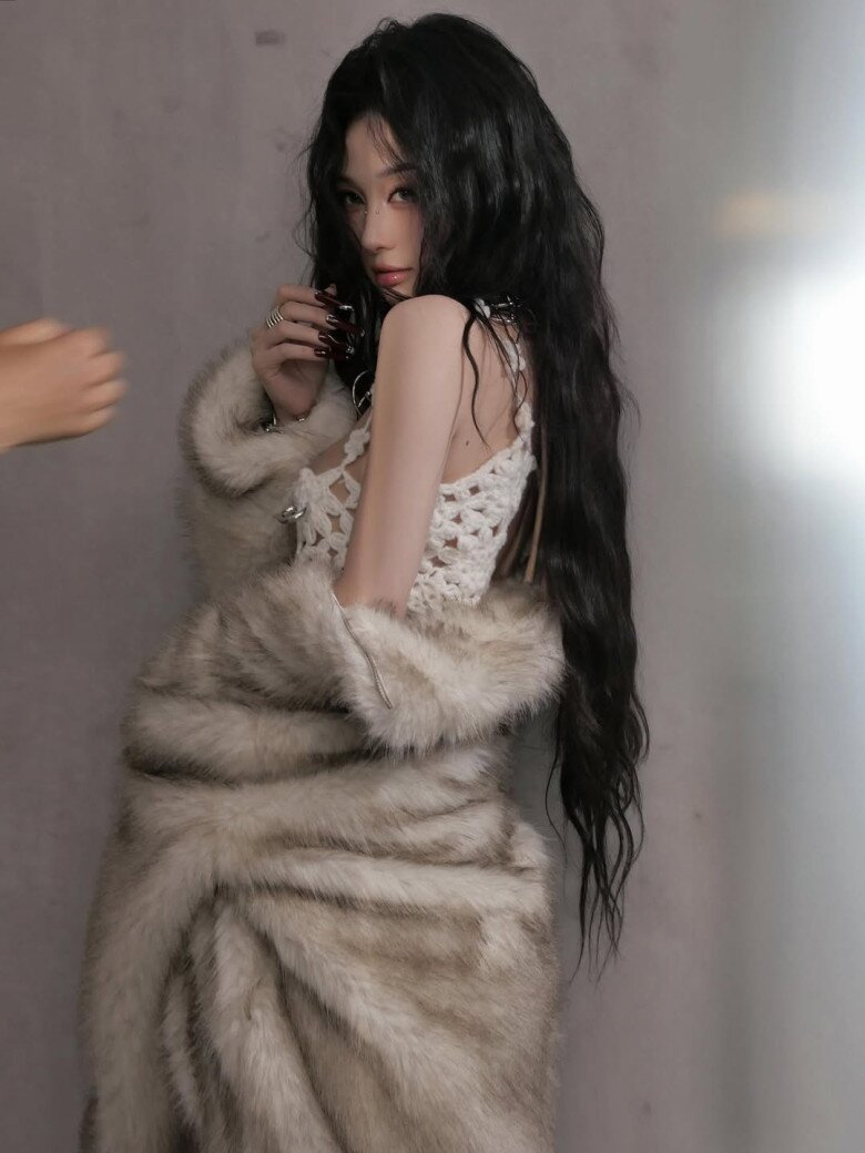 Jun Vũ từ lâu đã được đánh giá là một trong những diễn viên trẻ chịu khó đổi mới hình ảnh nhất. Từ nàng nữ sinh thơ ngây thuở ban đầu, đến phong cách ngọt ngào, năng động rồi quyến rũ trưởng thành, cô liên tục làm mới bản thân và tạo dấu ấn riêng trên bản đồ thời trang giải trí.