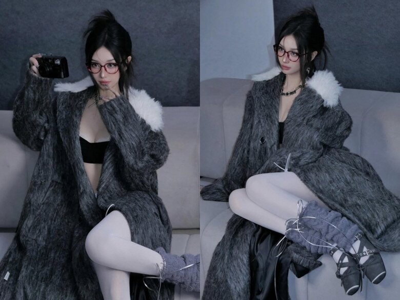 Cô khoác lên mình chiếc áo lông dáng dài màu xám than với phần cổ lông trắng sang trọng, phối cùng bralette đen táo bạo. Sự tương phản giữa phom áo oversize và những đường cong mềm mại tạo nên tổng thể không thể rời mắt.