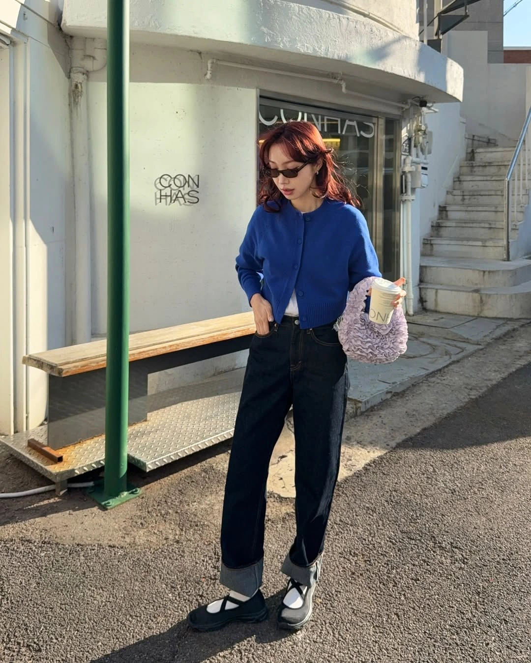 Mặc một chiếc áo khoác cardigan màu xanh Klein với quần jeans đen mang đến cho bạn cảm giác tươi mới theo phong cách sinh viên, khiến bạn trông trẻ trung và thon gọn hơn.