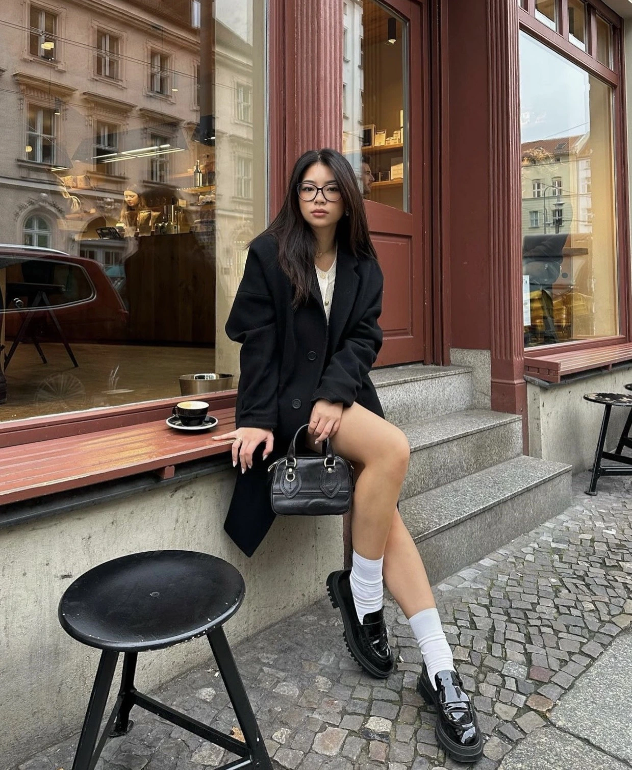 Để dễ dàng phối cùng nhiều kiểu trang phục và giày khác nhau, tất trắng tối giản chính là “chân ái” giúp outfit trông tinh tế và thời thượng hơn.