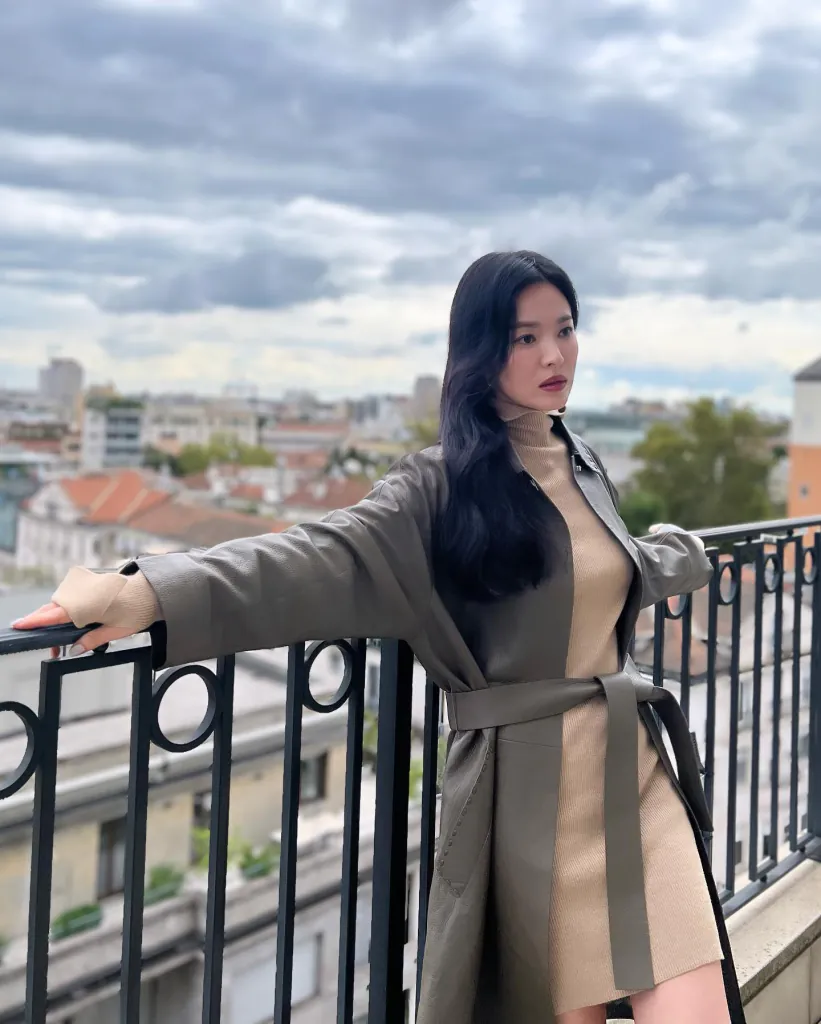 Áo khoác dáng dài với phần thắt lưng ở eo vừa tôn dáng lại kéo dài hình thể.