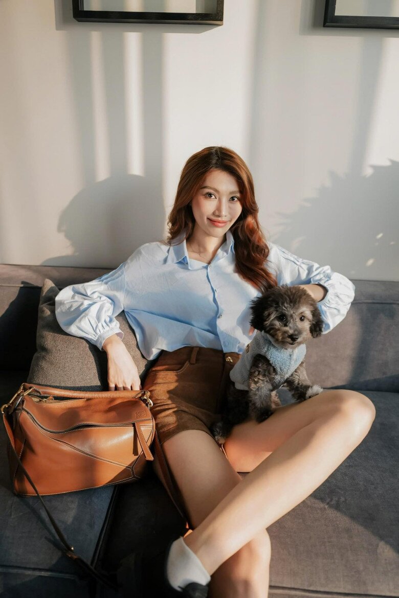 Chiếc Túi Loewe Mini Puzzle nhỏ xinh giá $2.600 (khoảng 60 triệu đồng) được nàng hậu mix cùng áo sơ mi xanh nhạt, quần short da lộn màu nâu. Thiết kế túi biểu tượng với các đường cắt hình khối tinh tế hòa quyện cùng bảng màu ấm, mang đến vẻ sang trọng và tinh tế, lý tưởng cho phong cách casual chic.