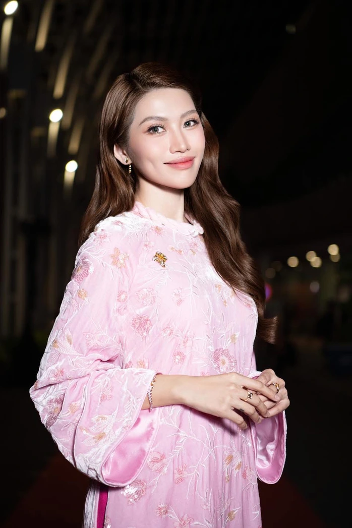 Chế Nguyễn Quỳnh Châu ngày càng nhuận sắc và trưởng thành hơn.
