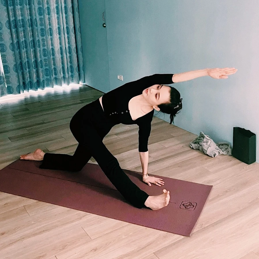 Tập yoga cũng là bí quyết giữ dáng của đệ nhất mỹ nhân Đài Loan.