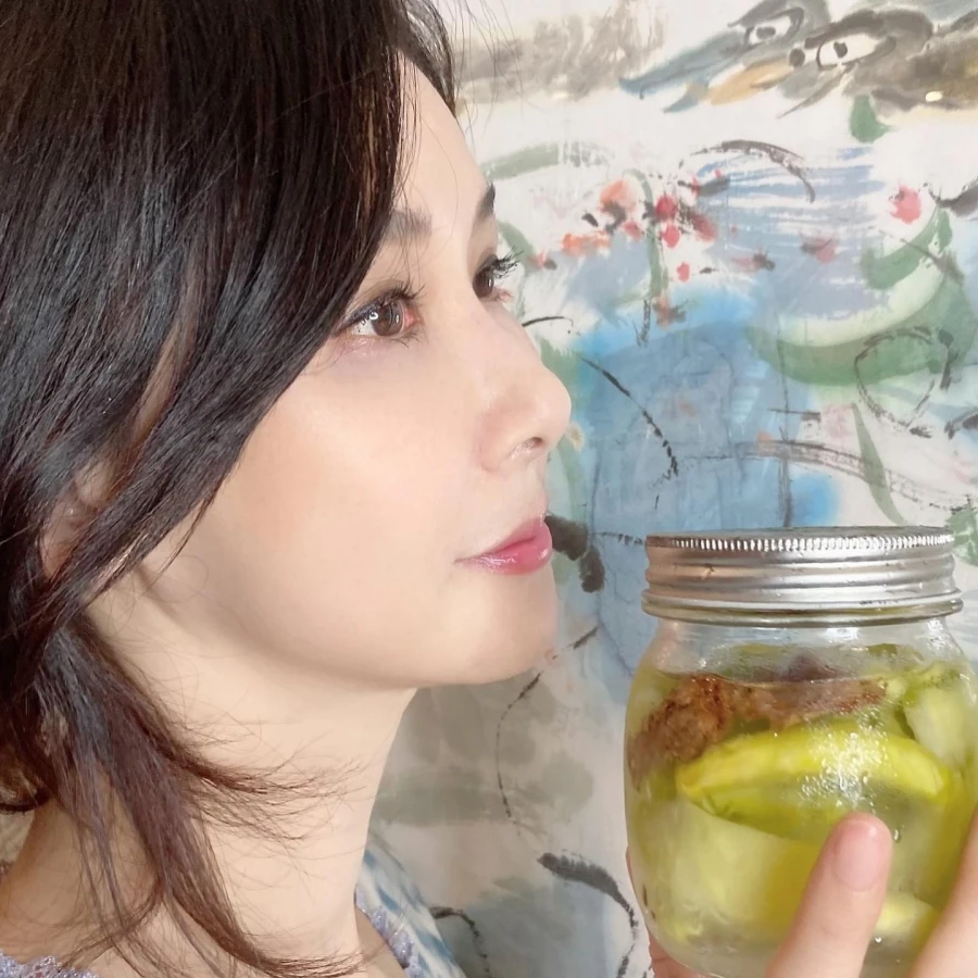 Tiêu Tường chăm uống canh táo lê để dưỡng nhan giúp cô có làn da mịn màng.