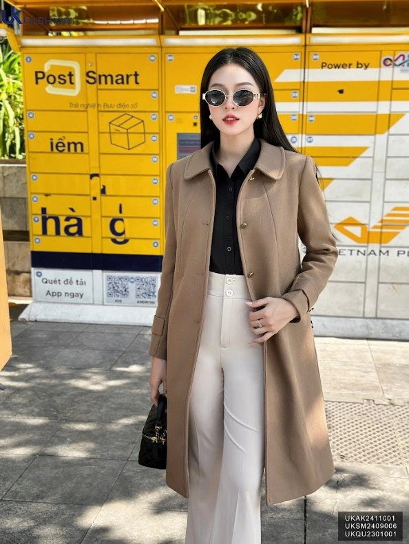 Khi kết hợp cùng quần jeans, áo khoác longline không chỉ giúp tôn dáng mà còn là cách thể hiện phong cách cá nhân đầy tinh tế, mang đến vẻ ngoài hiện đại và thanh lịch cho người mặc.