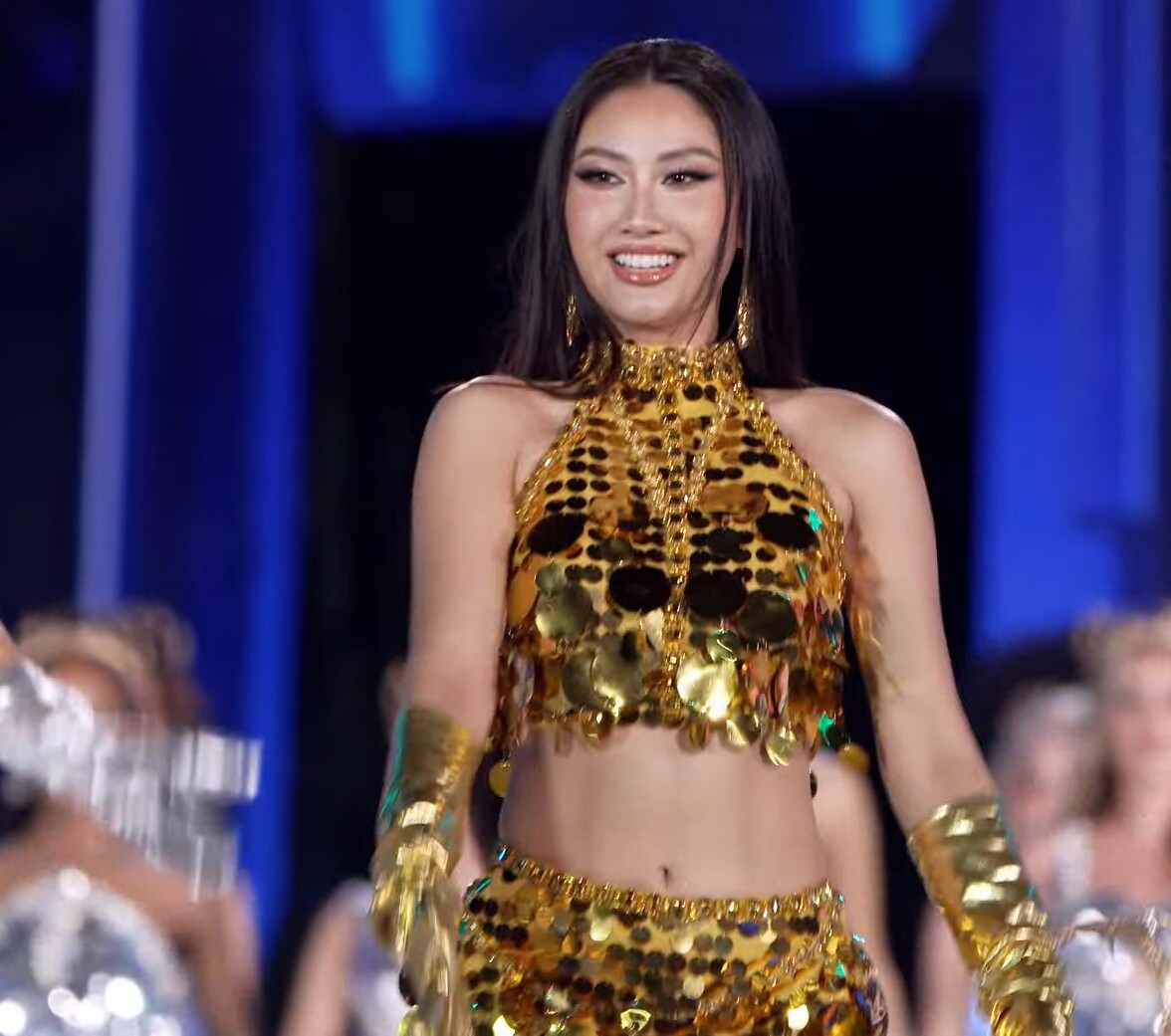 Hoa hậu Phương Linh trình diễn đầy năng lượng trong tiết mục mở màn đêm chung kết với hơn 70 thí sinh khác.