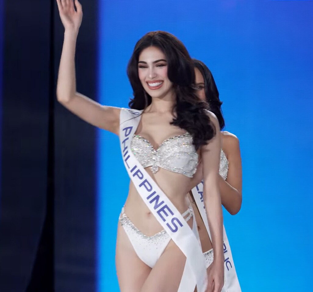 Miss Cosmo Philippines - Chelsea Fernandez được vào thẳng Top 10 nhờ thắng giải bình chọn.