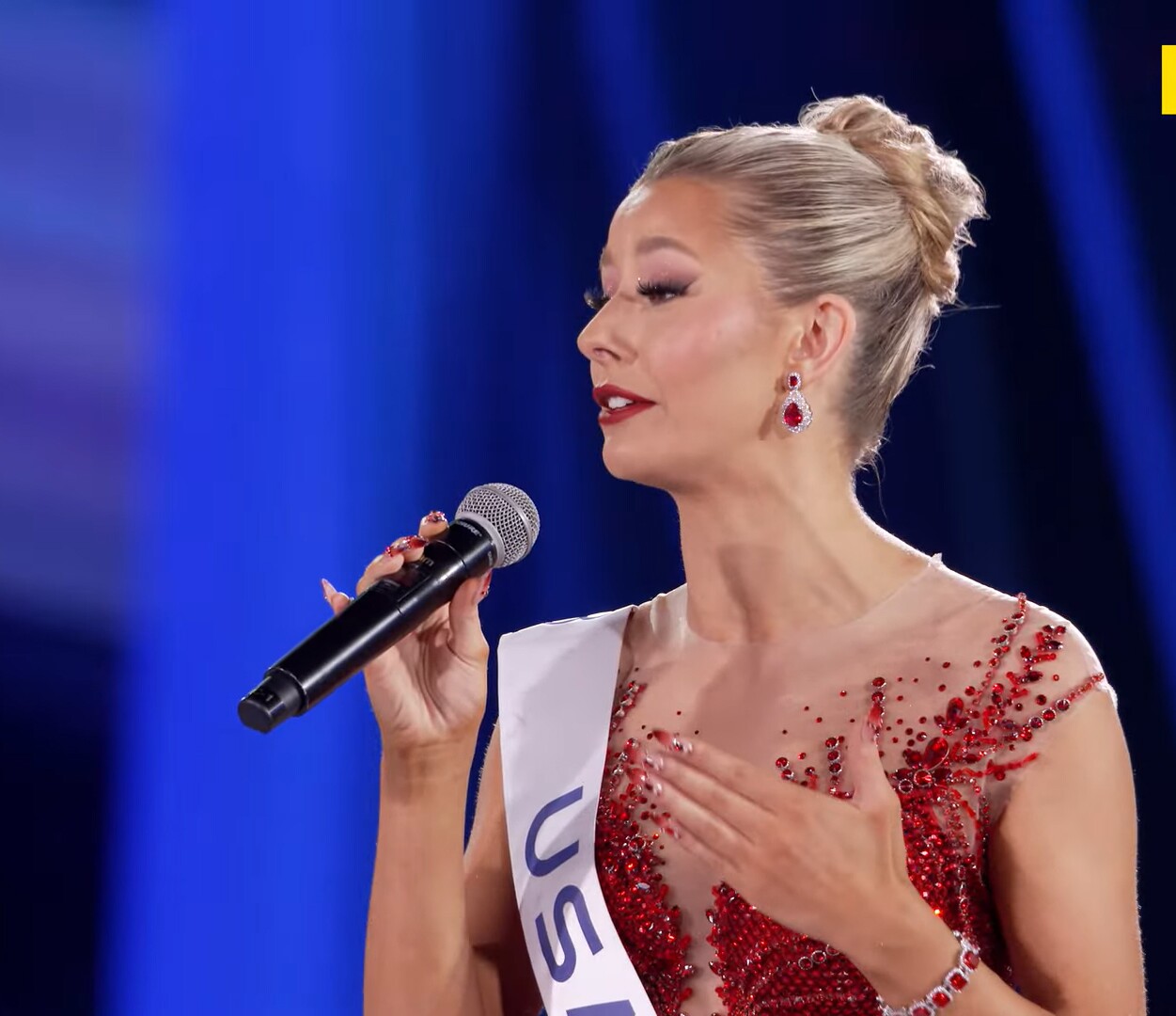 Miss Cosmo Mỹ trả lời câu hỏi về khả năng lãnh đạo.