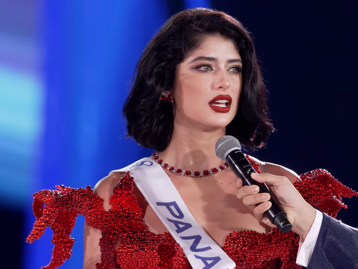 Miss Cosmo Panama trả lời câu hỏi ứng xử.