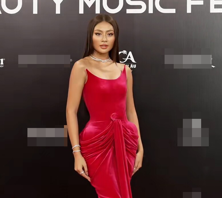 Miss Cosmo Vietnam 2024 Bùi Xuân Hạnh đẹp rực rỡ trong chiếc váy dạ hội đỏ rực.