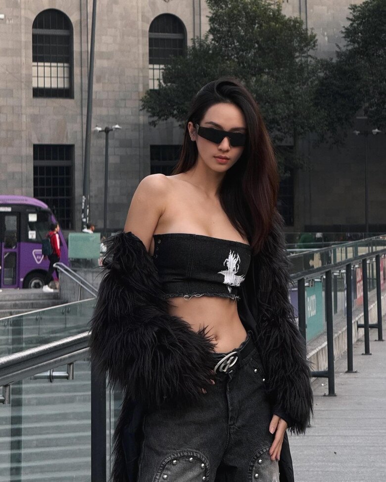 Đôi lúc, cô cũng ăn mặc cá tính hơn nhưng không quên khoe ưu điểm hình thể bằng chiếc áo crop top lộ eo săn chắc.