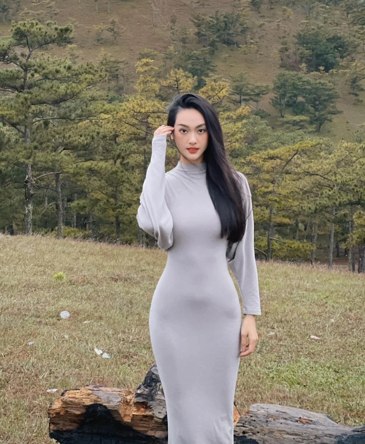 Thiết kế bodycon ôm sát giúp cô phô diễn trọn vẹn đường cong đồng hồ cát.