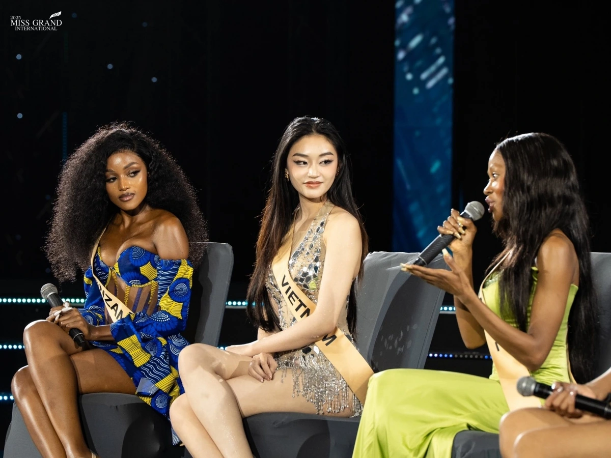 Trong buổi giao lưu với Chủ tịch Miss Grand International – ông Nawat Itsaragrisil, khi được hỏi “What is your hobby in your country?” (tạm dịch: Sở thích của bạn là gì?), cô tỏ ra lúng túng, phải nhờ thí sinh bên cạnh hỗ trợ.