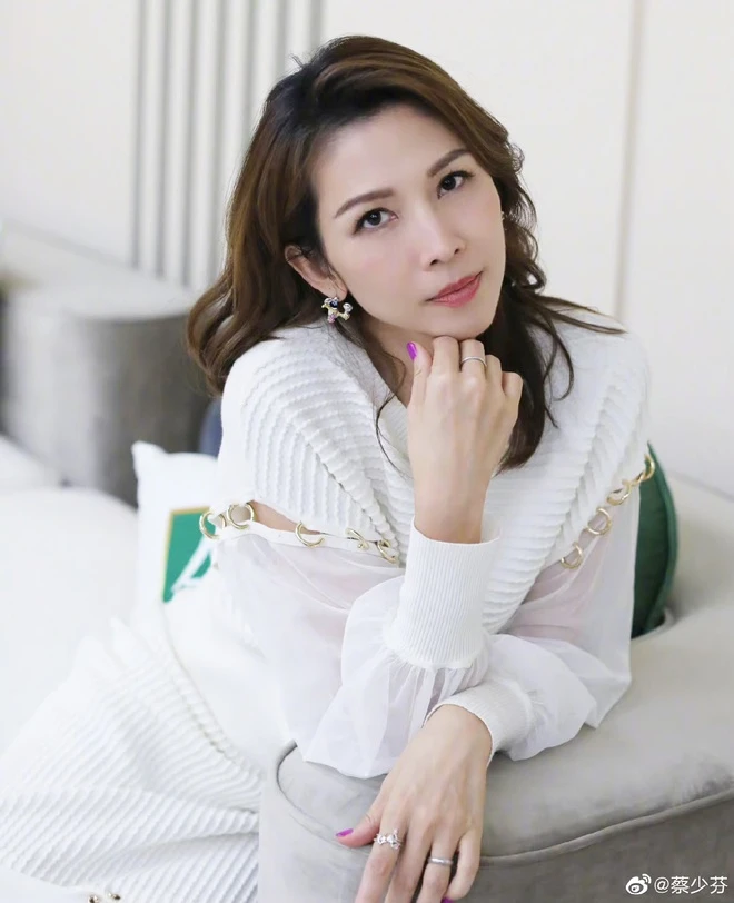 Á hậu xinh đẹp từng làm nhân tình cho đại gia hơn 20 tuổi, nay xuống phố với nhan sắc tàn tạ, hốc hác khó nhận ra - 8