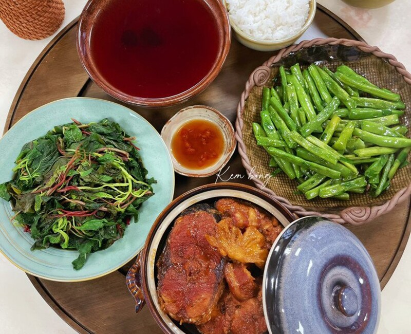 Mâm cơm này gồm các món: Cá kho dứa, đỗ xào, rau dền luộc (Ảnh: Kem Bông)