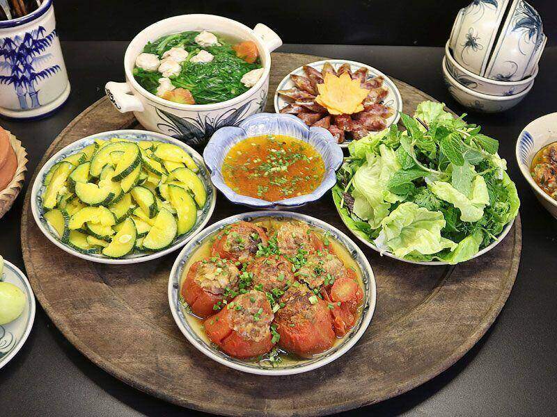 Mâm cơm này gồm các món: Cà chua nhồi thịt sốt, bí đỏ bao tử xào, canh cải xoong nấu mọc. (Ảnh: Thu Hương)