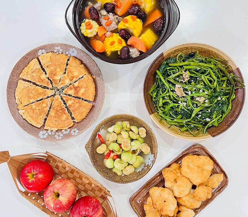 Mâm cơm này gồm các món: Canh sườn hầm táo đỏ kỳ tử - Trứng đúc thịt - Chả mực - Rau muống xào mỡ lơn - Cà pháo - Táo (Ảnh: Bích Thủy)