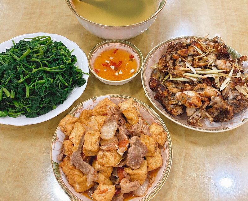 Mâm cơm này gồm các món: Đậu kho thịt
- Ếch xào xả ớt 
- Rau muống luộc (Ảnh: Quỳnh Trang)