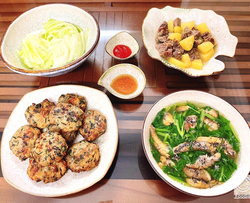 Mâm cơm này gồm các món: Bò kho khoai tây, chả thịt viên, canh cá rô đồng, bắp cải luộc (Ảnh: Thu Hằng)