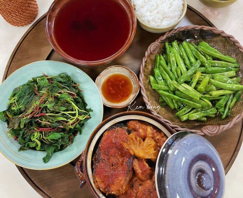 Mâm cơm này gồm các món: Cá kho dứa, đỗ xào, rau dền luộc (Ảnh Phương Hoa)