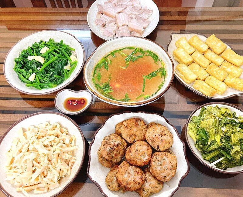 Mâm cơm này gồm các món: Thịt ba chỉ luộc, đậu rán, măng giang luộc, chả viên chiên, dưa cải muối, rau bí xào tỏi. (Ảnh: Thu Hằng)