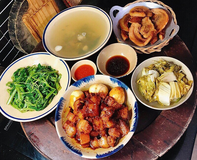 Mâm cơm này gồm các món: - Thịt kho trứng - Tóp mỡ chiên giòn - Dưa cải bẹ muối - Rau muống luộc (Ảnh: Thùy Duyên)