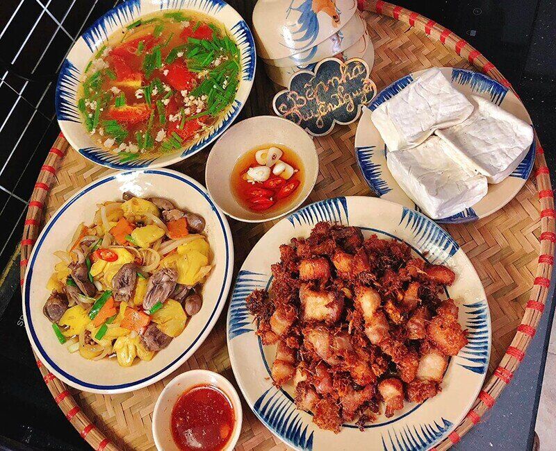 Mâm cơm này gồm các món: Thịt ba rọi chiên sả - Dứa xào tim gà - Canh chua thịt băm - Đậu phụ luộc (Ảnh: Thùy Duyên)