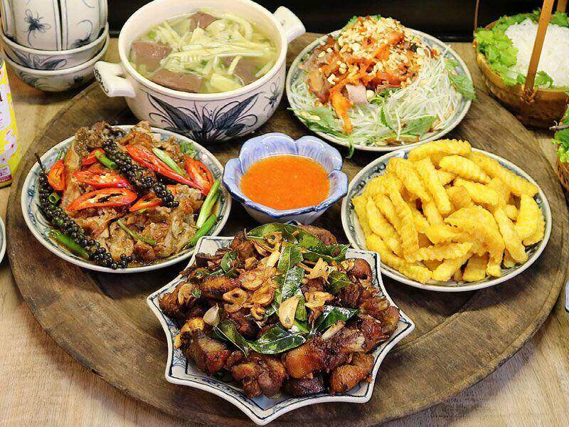 Một bữa ăn ngon, giàu dinh dưỡng với nhiều món từ ngan: - Ngan cháy tỏi - Ngan sốt tiêu đen - Canh măng tiết ngan - Nộm đu đủ gân bò - Khoai tây chiên. (Ảnh: Thu Hương)