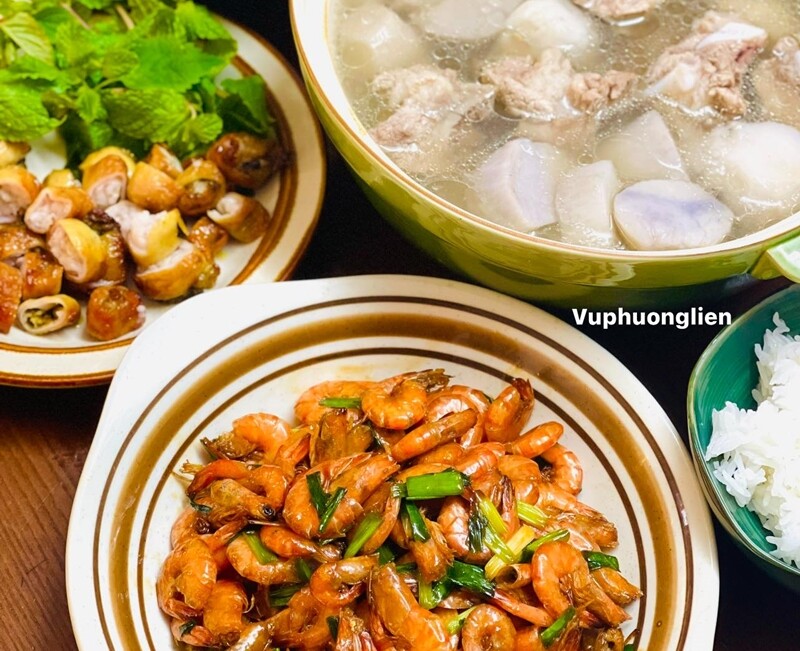 Mâm cơm này gồm các món: Tôm rang, lòng già nướng, canh khoai sọ nấu xương. (Ảnh: Vũ Phương Liên)