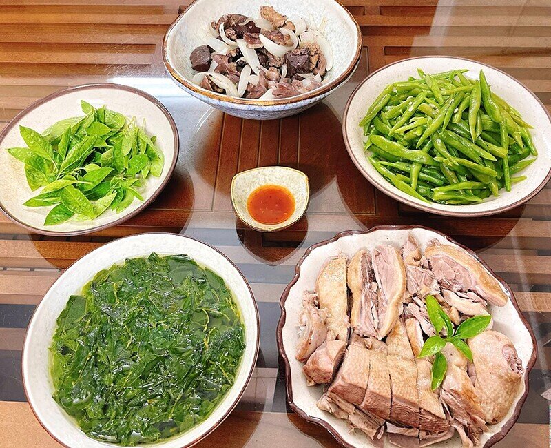Mâm cơm này gồm các món hấp dẫn như thịt ngan luộc, canh rau ngót, đậu cô ve xào, lòng mề xào hành tây (Ảnh: Thu Hằng)