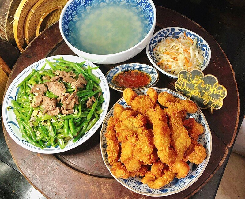 Mâm cơm này gồm các món: - Thịt thăn tẩm bột chiên giòn - Đỗ quả xào thịt bò - Canh đỗ luộc. (Ảnh: Thùy Duyên)